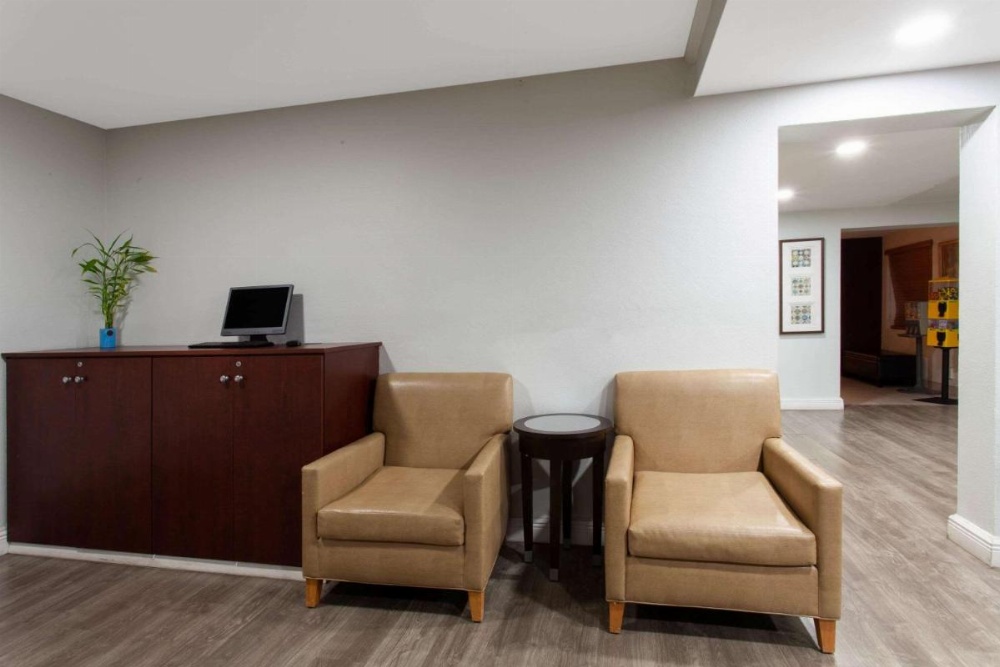 Super 8 by Wyndham Kissimmee Image 13