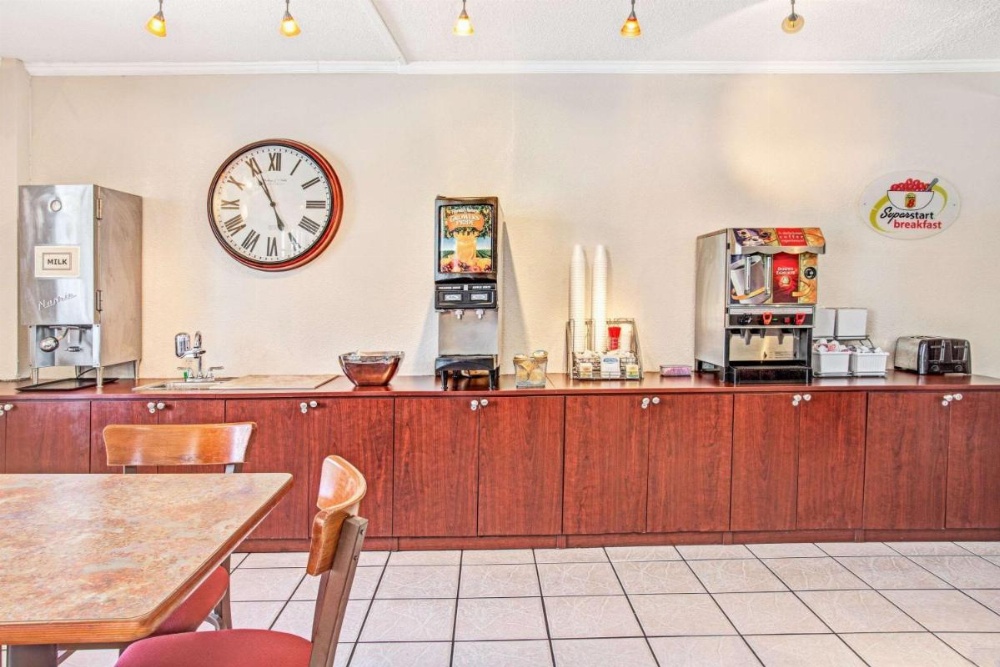 Super 8 by Wyndham Kissimmee Image 25